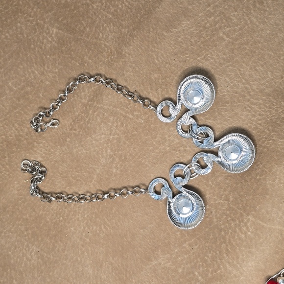 Gorgeous silve tone statement Necklace - Picture 7 of 8
